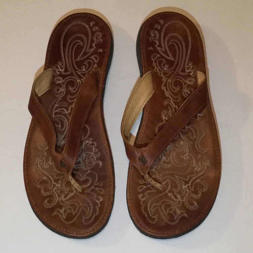 Mint condition flip flops from OLUKAI